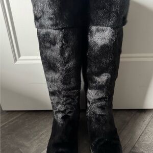 Bilodeau  Black  des lion Fur Boots like new
